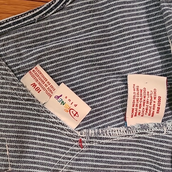 VINTAGE DISNEY WINNIE THE POOH SHORT OVERALLS - Picture 10 of 12